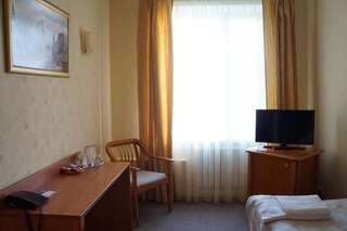 Гостиница Otel Gostinyy Dvor Нижневартовск Двухместный номер с 2 отдельными кроватями и ванной-3