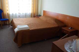 Гостиница Otel Gostinyy Dvor Нижневартовск  Двухместный номер «Комфорт» с 1 кроватью или 2 отдельными кроватями-3