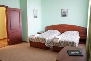 Гостиница Otel Gostinyy Dvor Нижневартовск Улучшенный двухместный номер с 2 отдельными кроватями и балконом-5